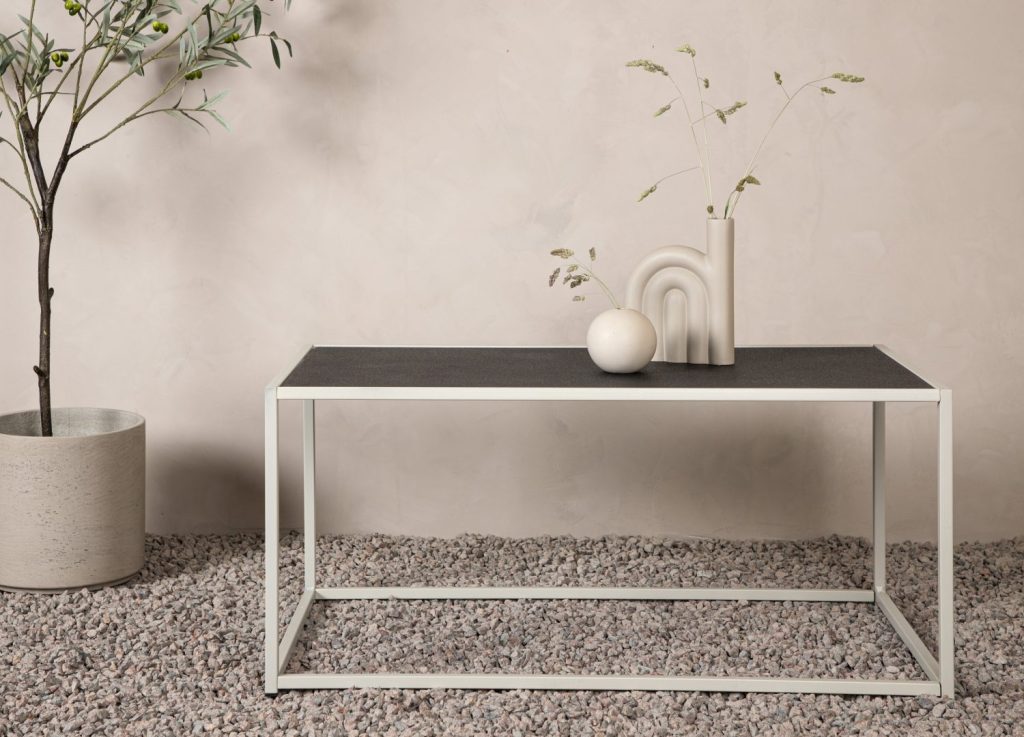 Table basse Siaton gris dans un salon contemporain