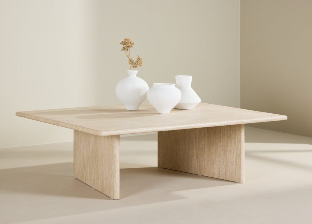 Table basse Skagen beige dans un salon contemporain