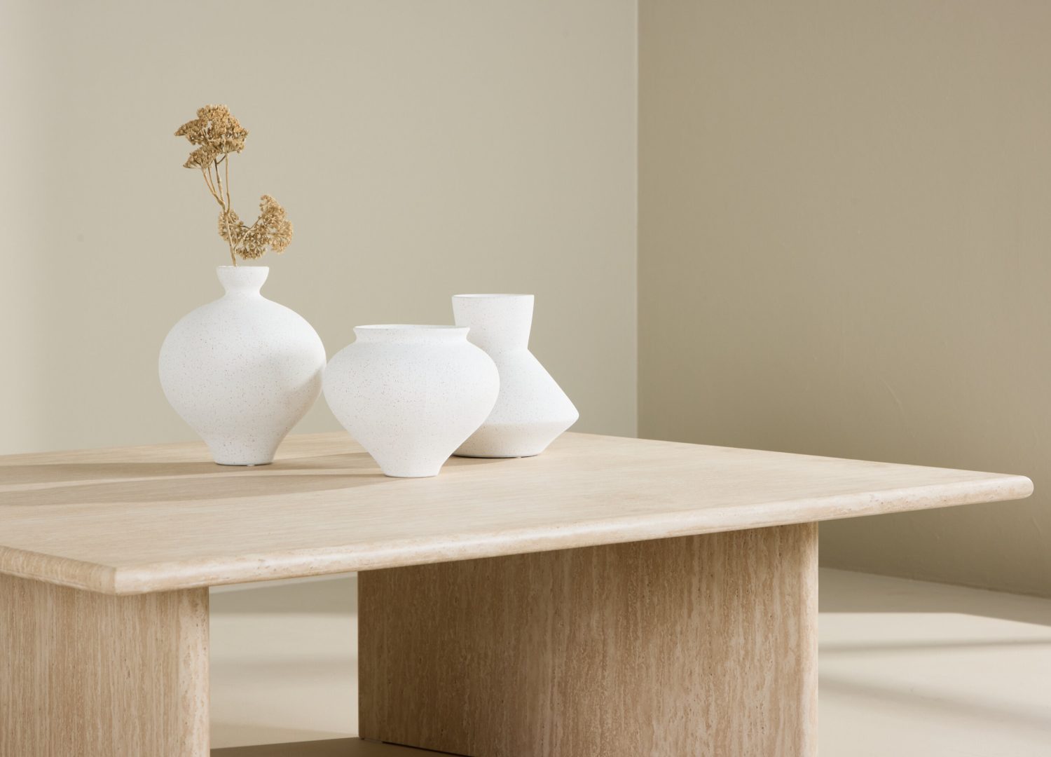 Table basse Skagen beige dans un salon contemporain