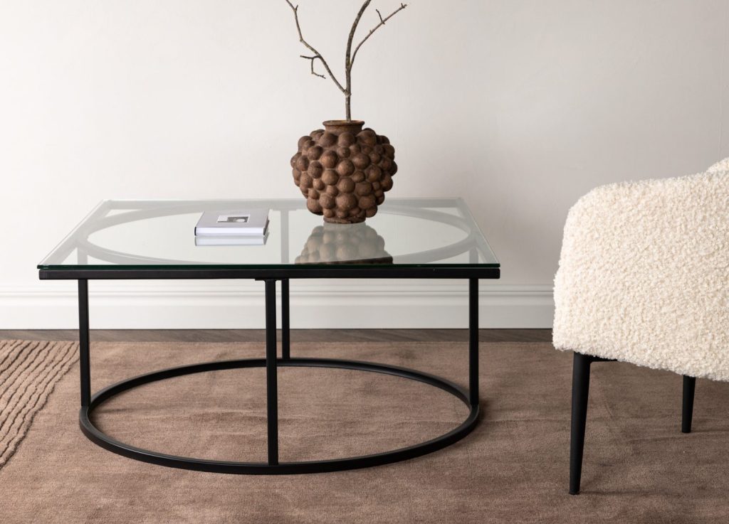 Table basse Skanör noir dans un salon contemporain