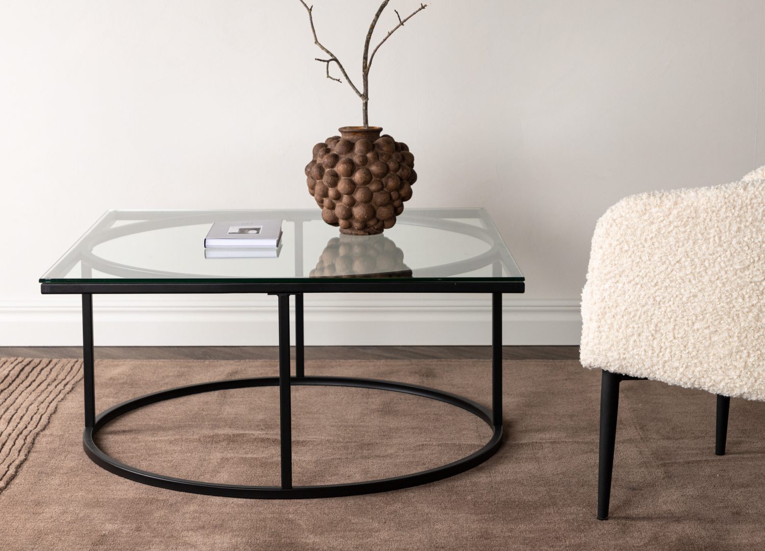 Table basse Skanör noir dans un salon contemporain