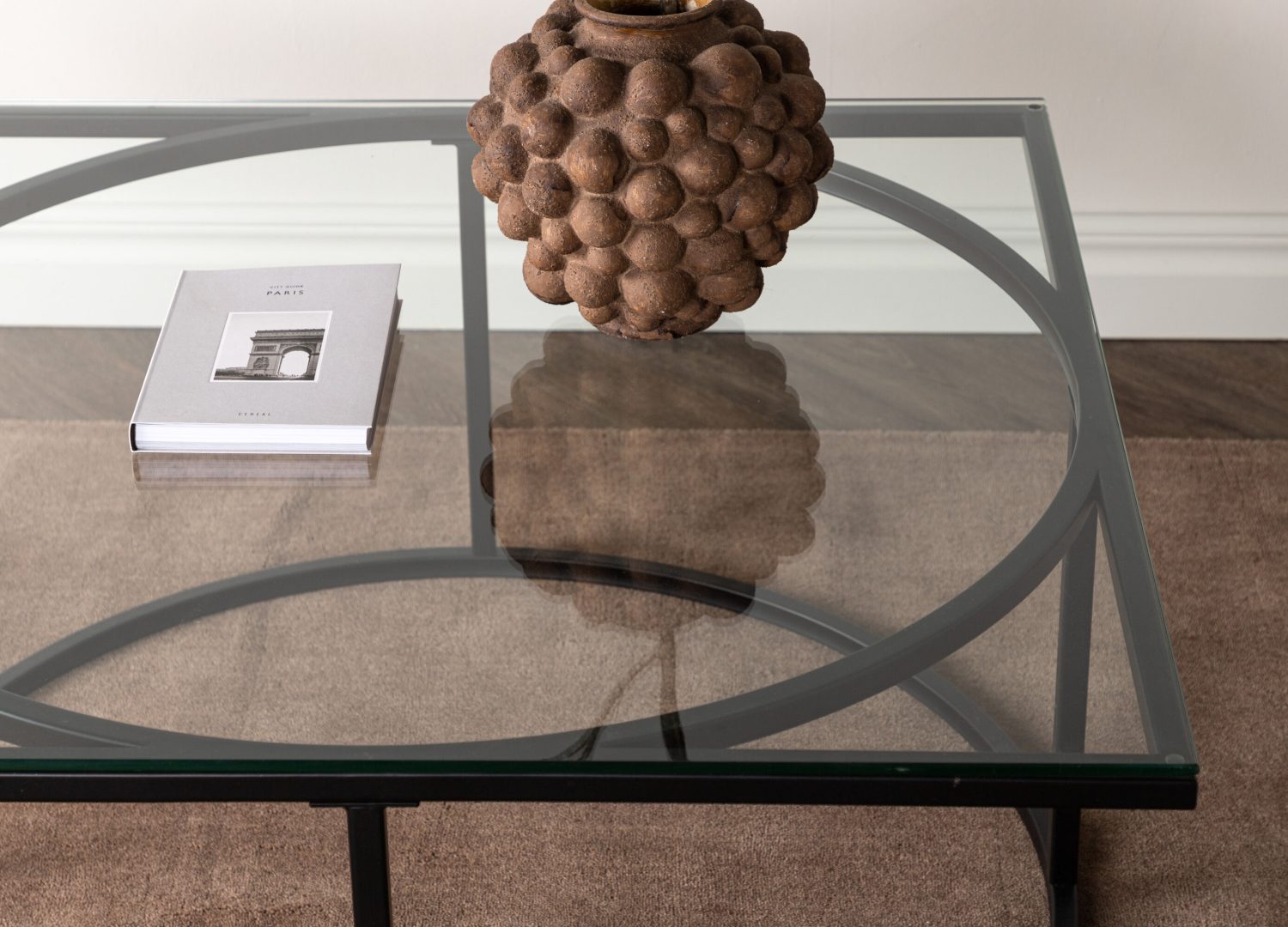 Table basse Skanör noir dans un salon contemporain