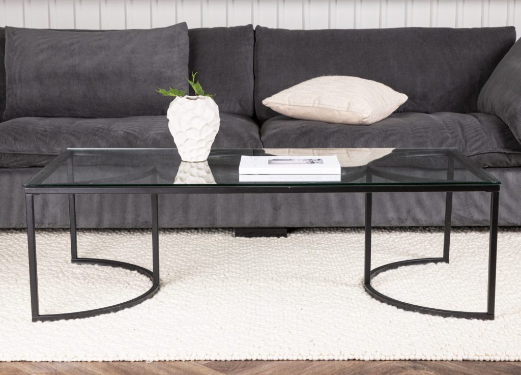 Table basse Skanör noir dans un salon contemporain