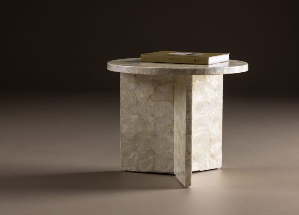 Table basse Smögen beige dans un salon contemporain