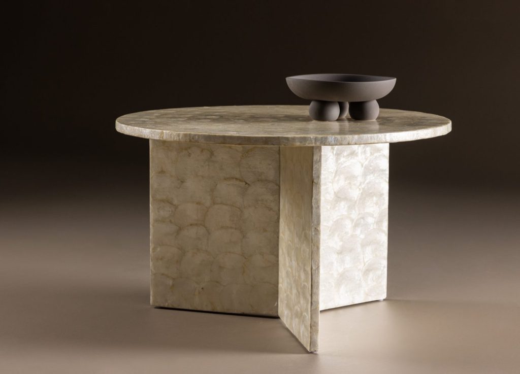 Table basse Smögen beige dans un salon contemporain