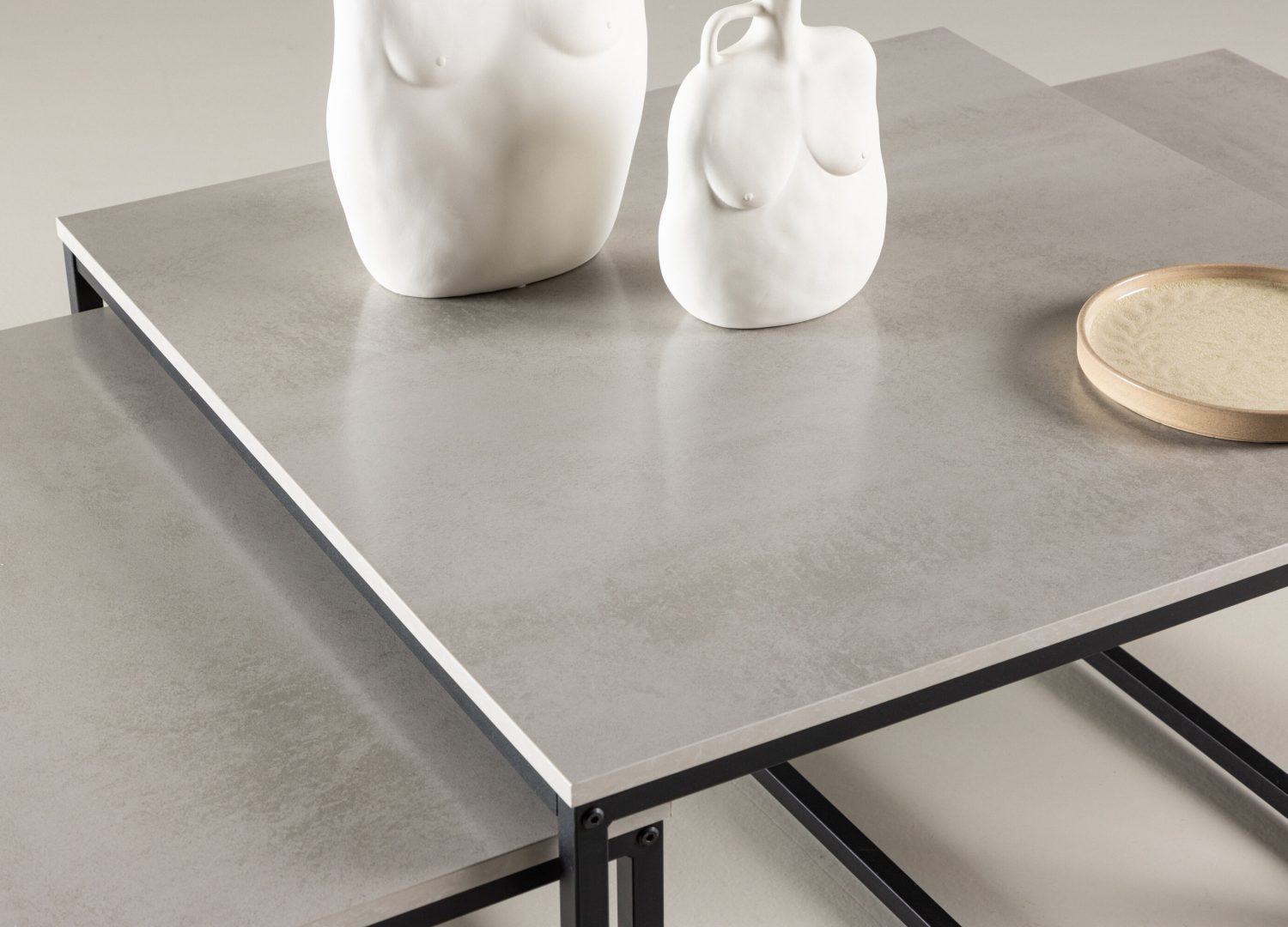 Table basse Solna gris dans un salon contemporain