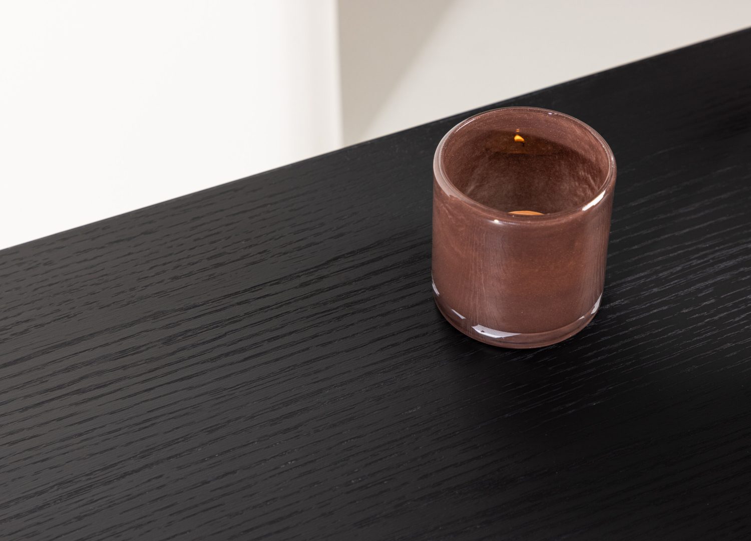 Table basse Staal noir dans un salon contemporain