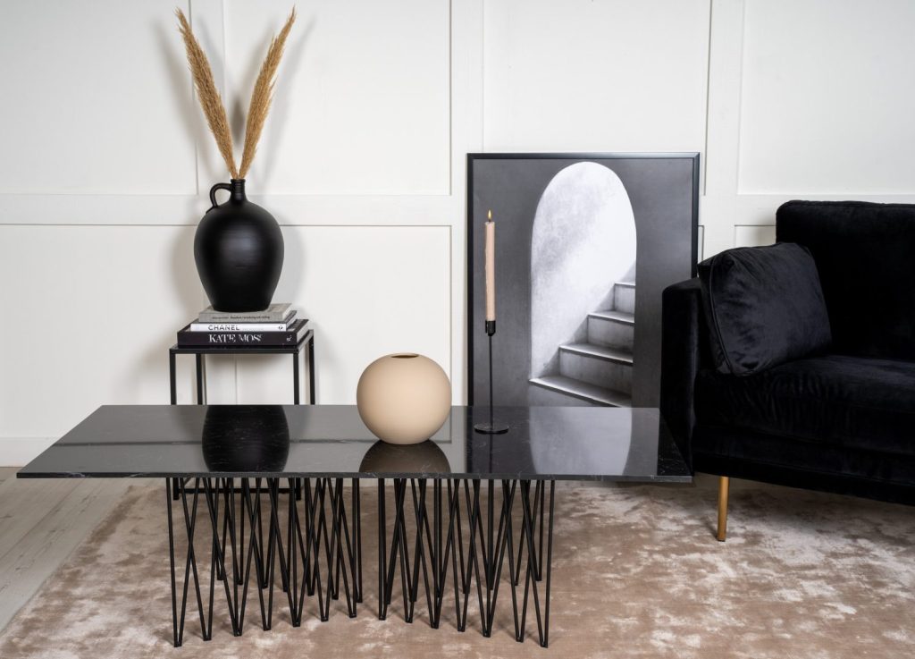 Table basse Stone noir dans un salon contemporain