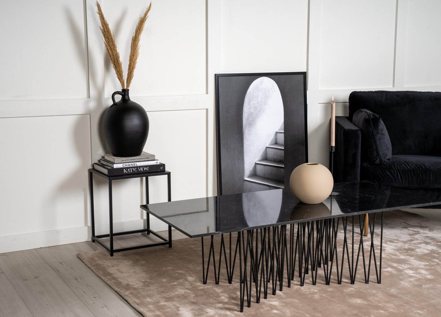 Table basse Stone noir dans un salon contemporain