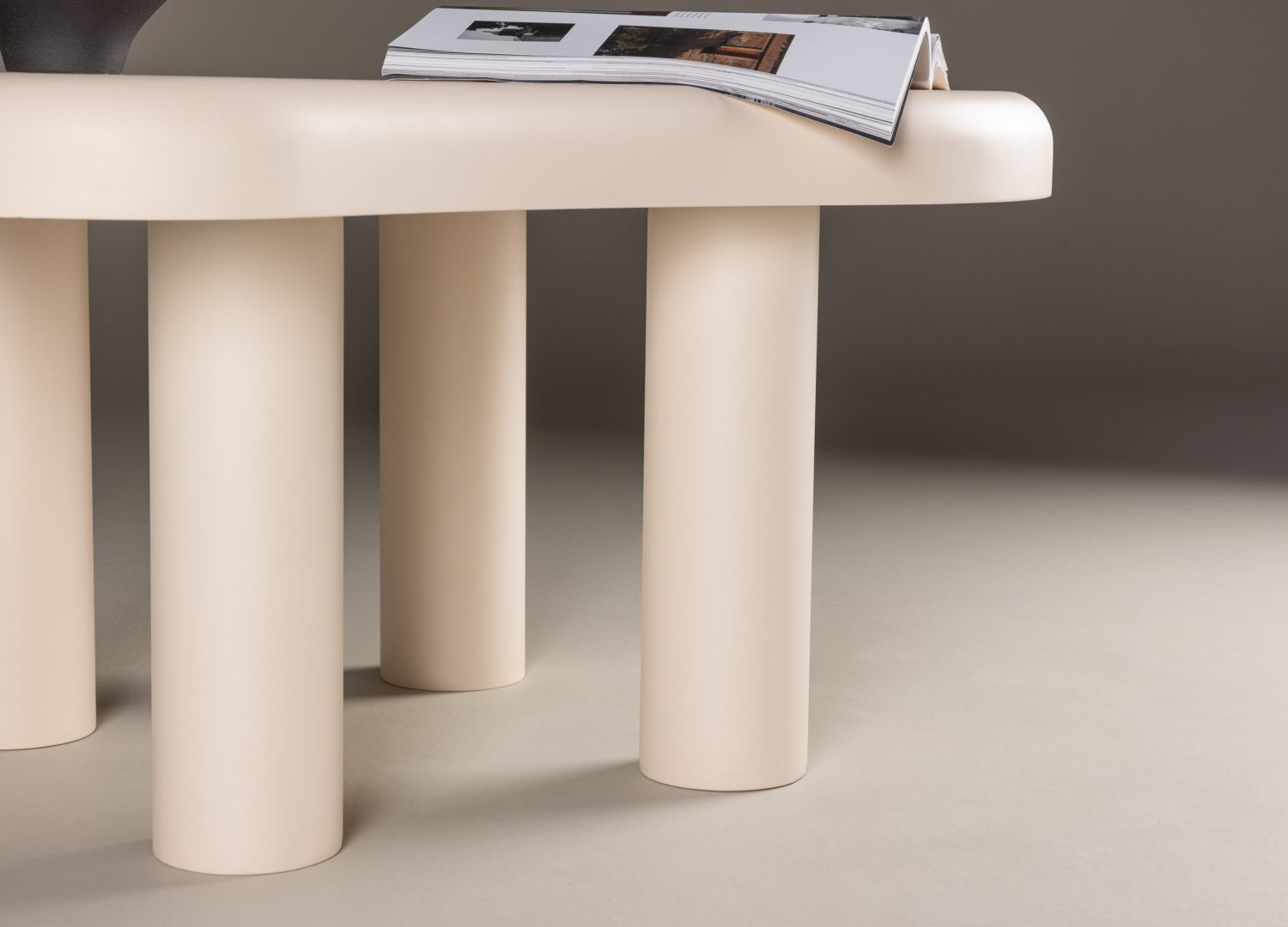 Table basse Strömstad blanc dans un salon contemporain