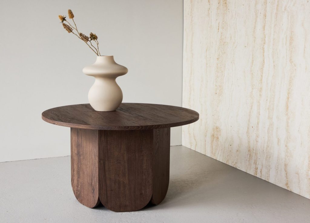 Table basse Tekla moka dans un salon contemporain