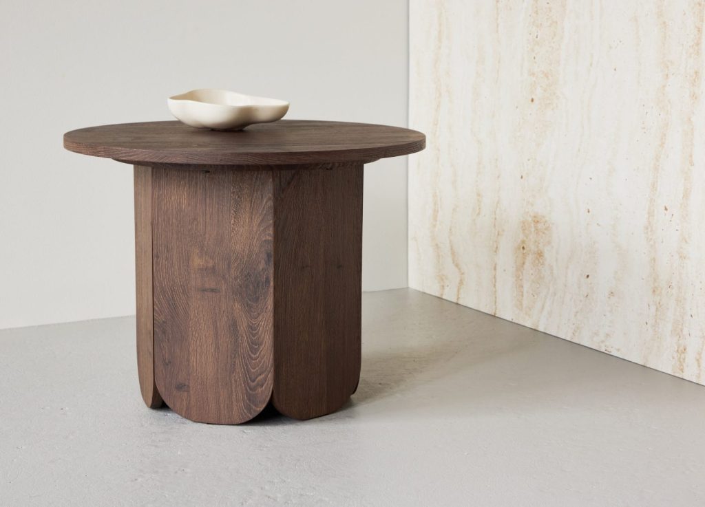 Table basse Tekla moka dans un salon contemporain