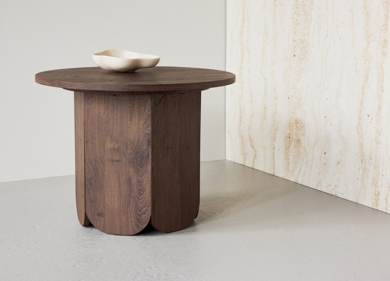 Table basse Tekla moka dans un salon contemporain