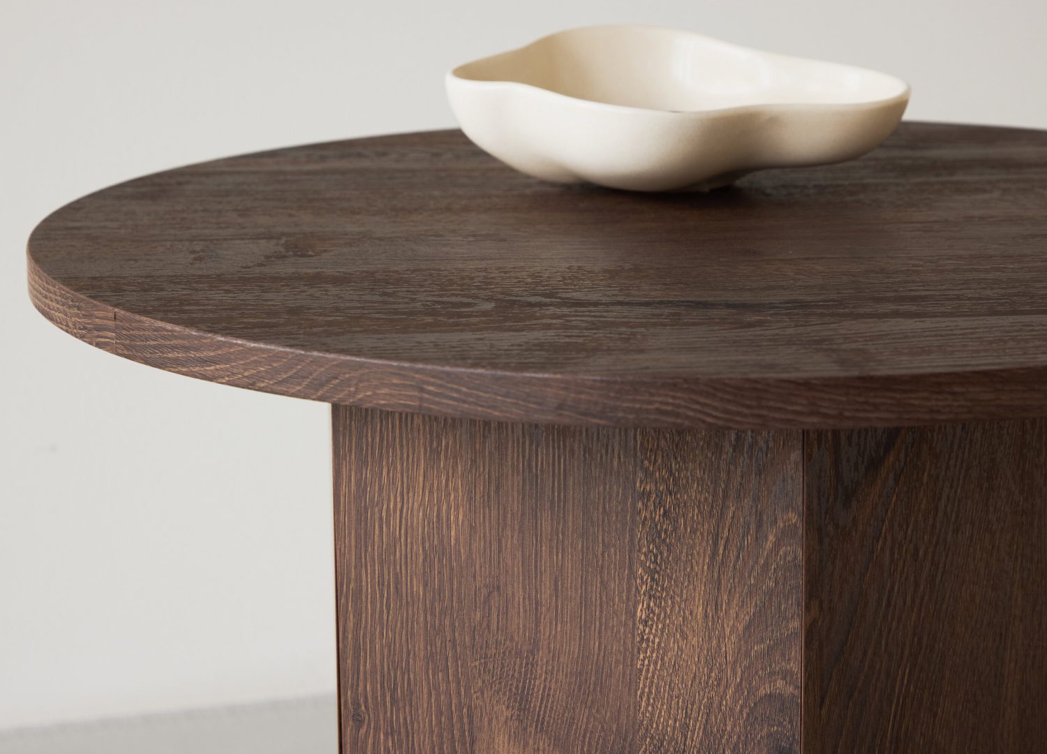 Table basse Tekla moka dans un salon contemporain