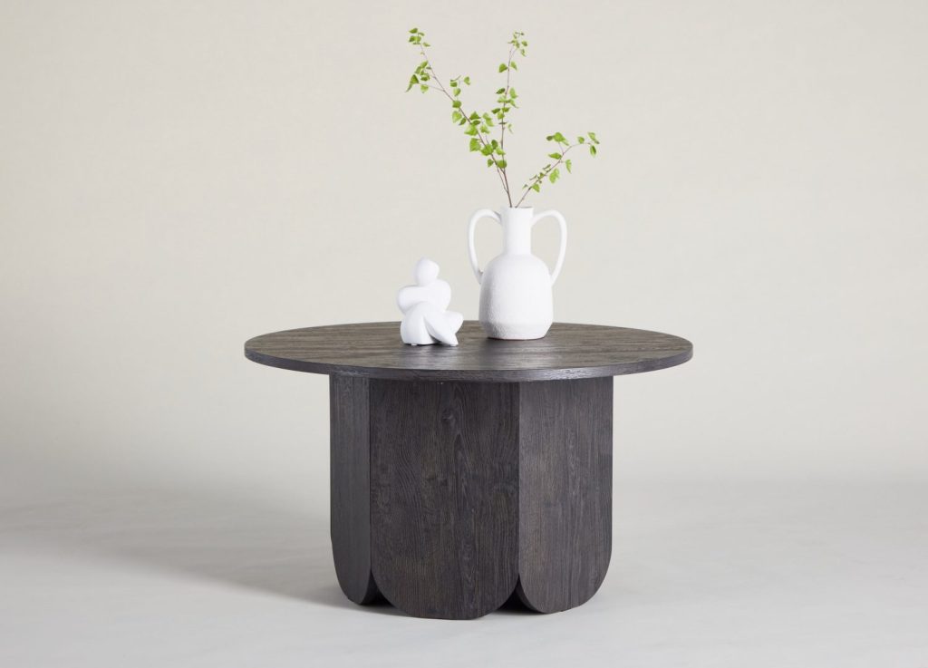 Table basse Tekla noir dans un salon contemporain