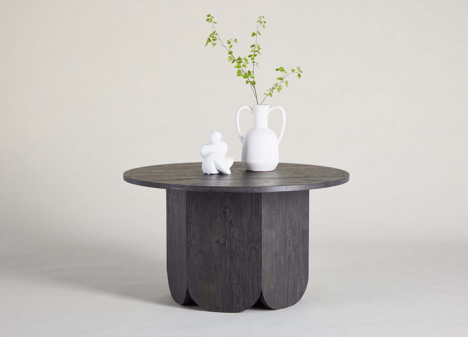 Table basse Tekla noir dans un salon contemporain