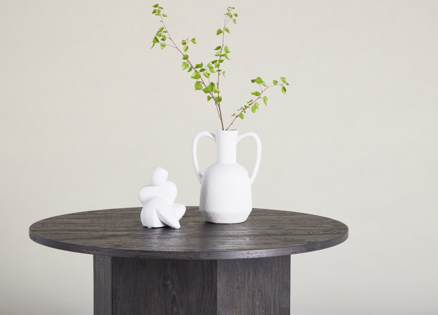 Table basse Tekla noir dans un salon contemporain