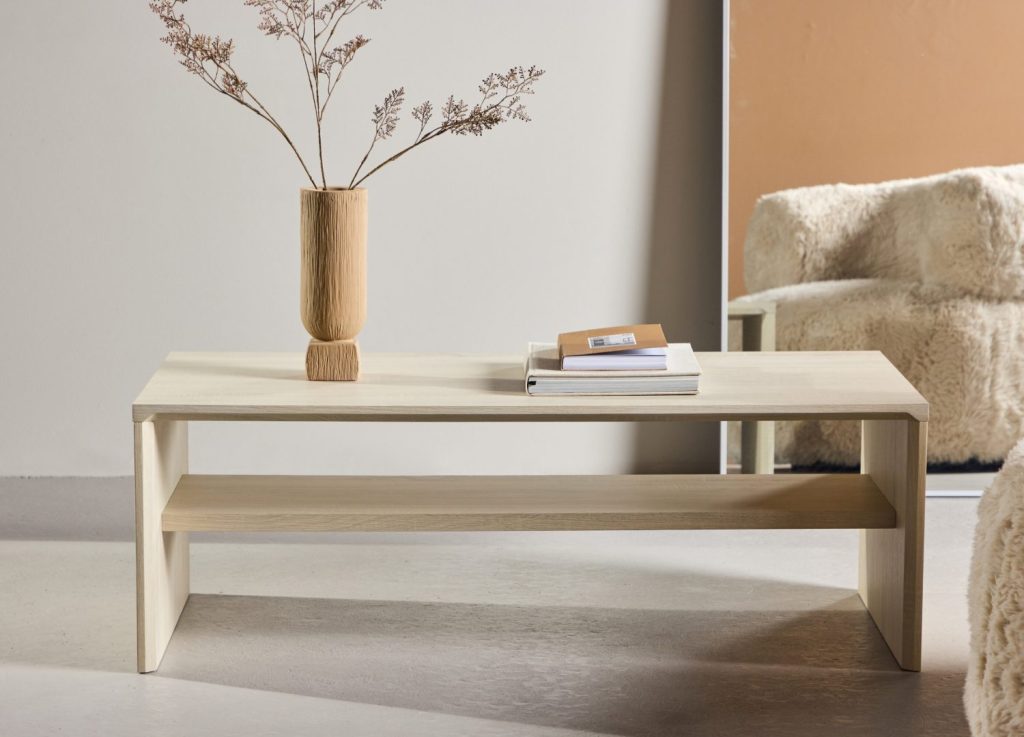 Table basse Telemarket blanchi dans un salon contemporain