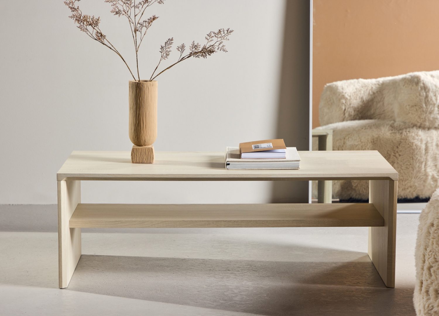Table basse Telemarket blanchi dans un salon contemporain