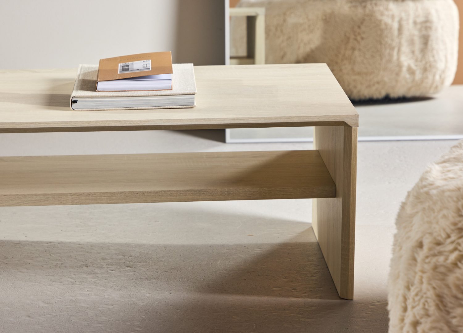 Table basse Telemarket blanchi dans un salon contemporain