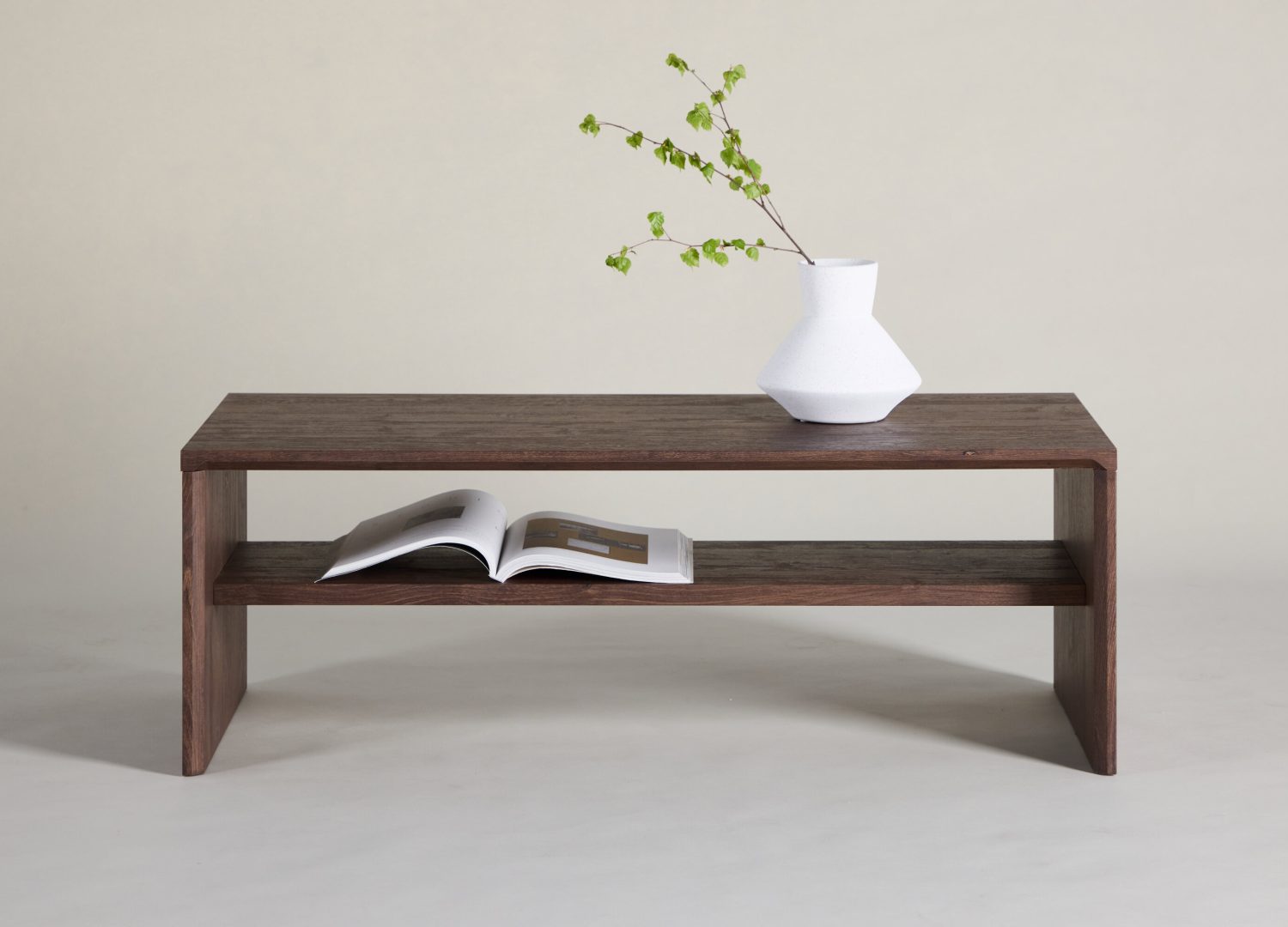 Table basse Telemarket moka dans un salon contemporain