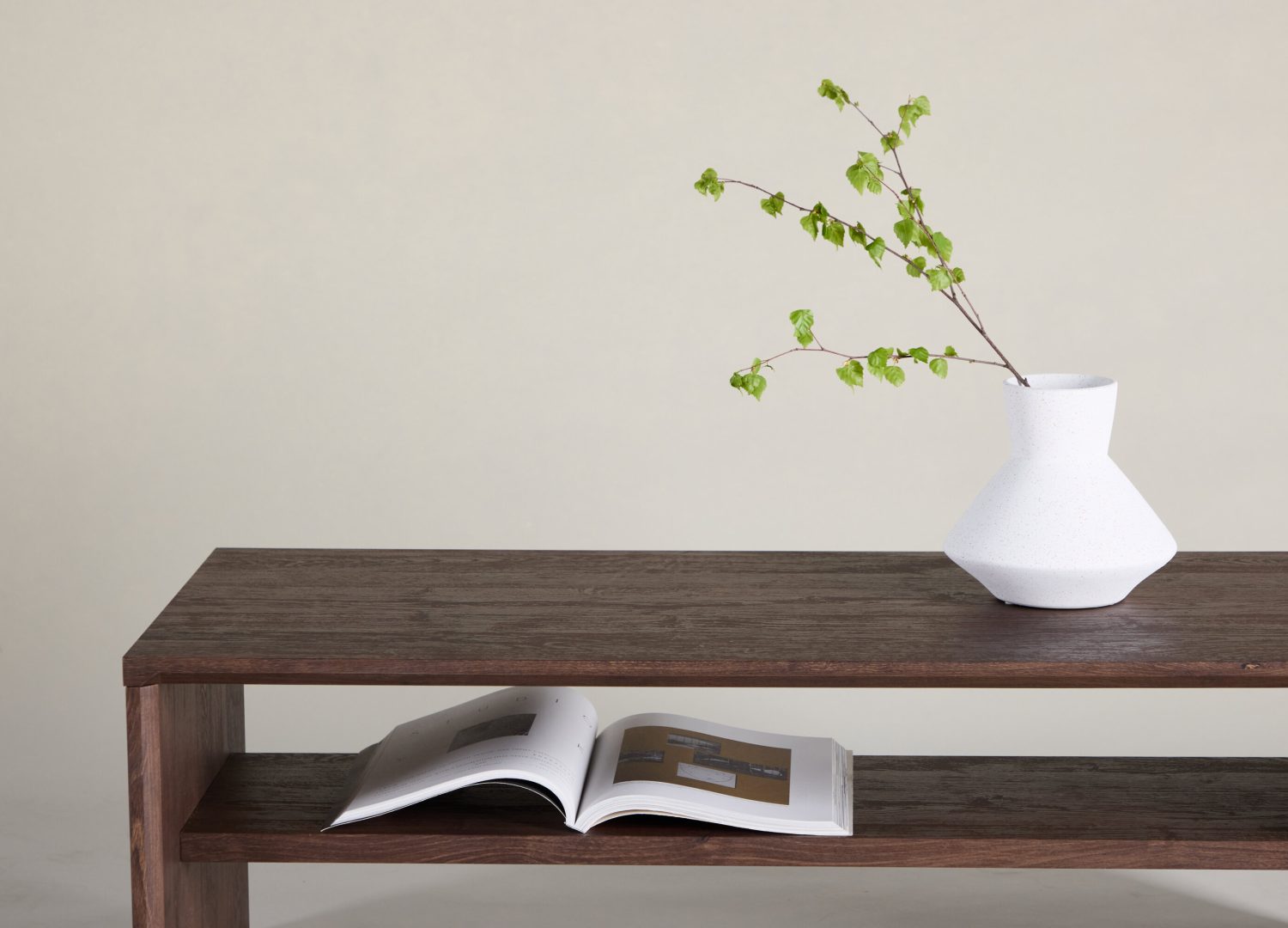 Table basse Telemarket moka dans un salon contemporain