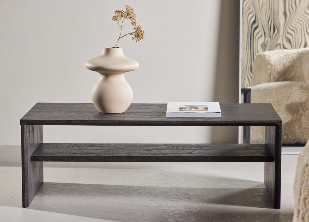 Table basse Telemarket noir dans un salon contemporain