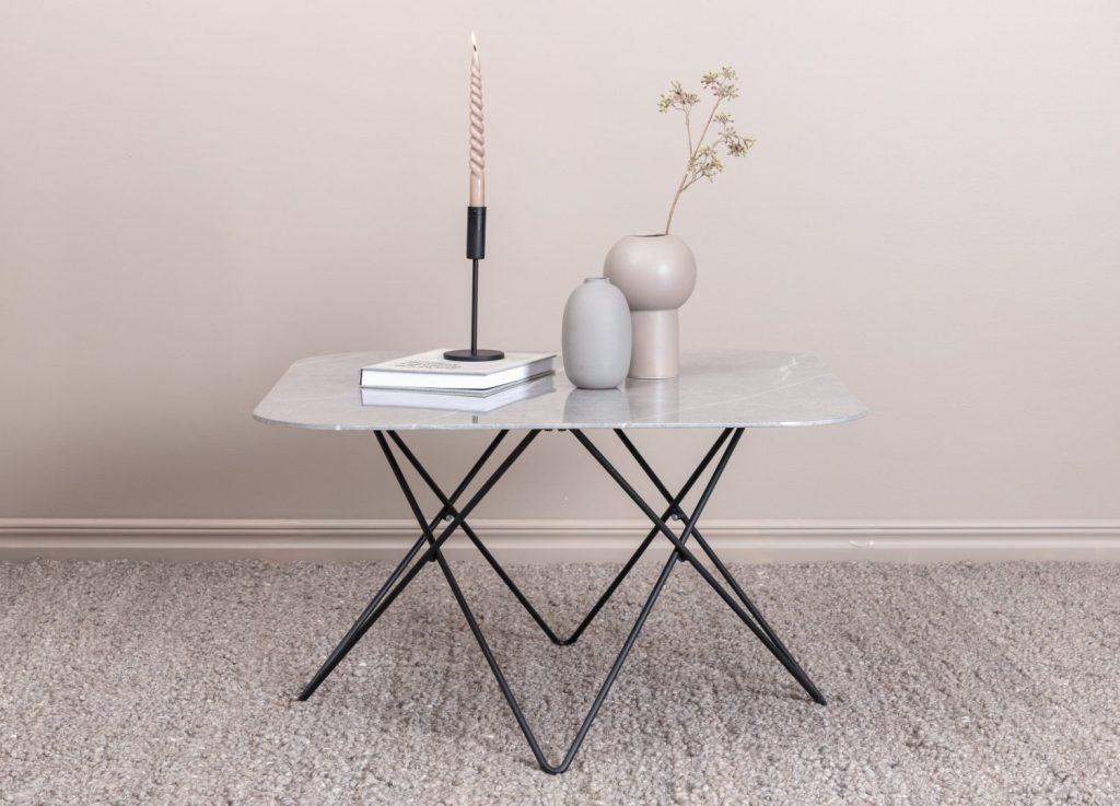 Table basse Tristar gris dans un salon contemporain