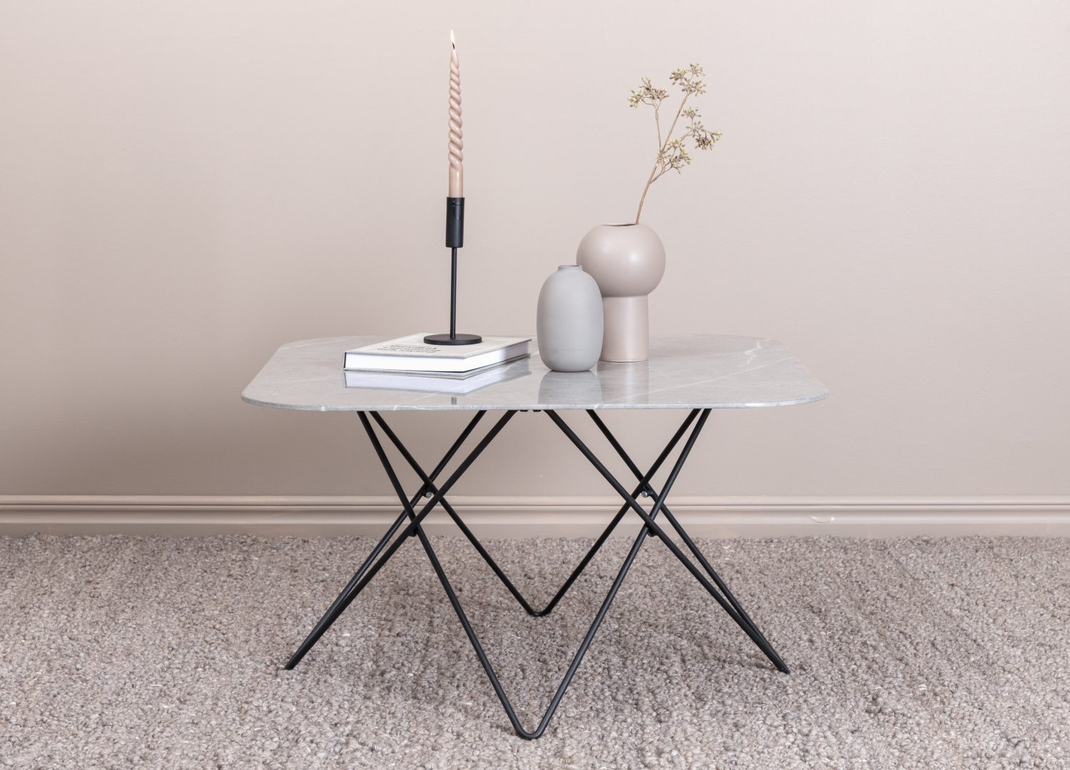 Table basse Tristar gris dans un salon contemporain