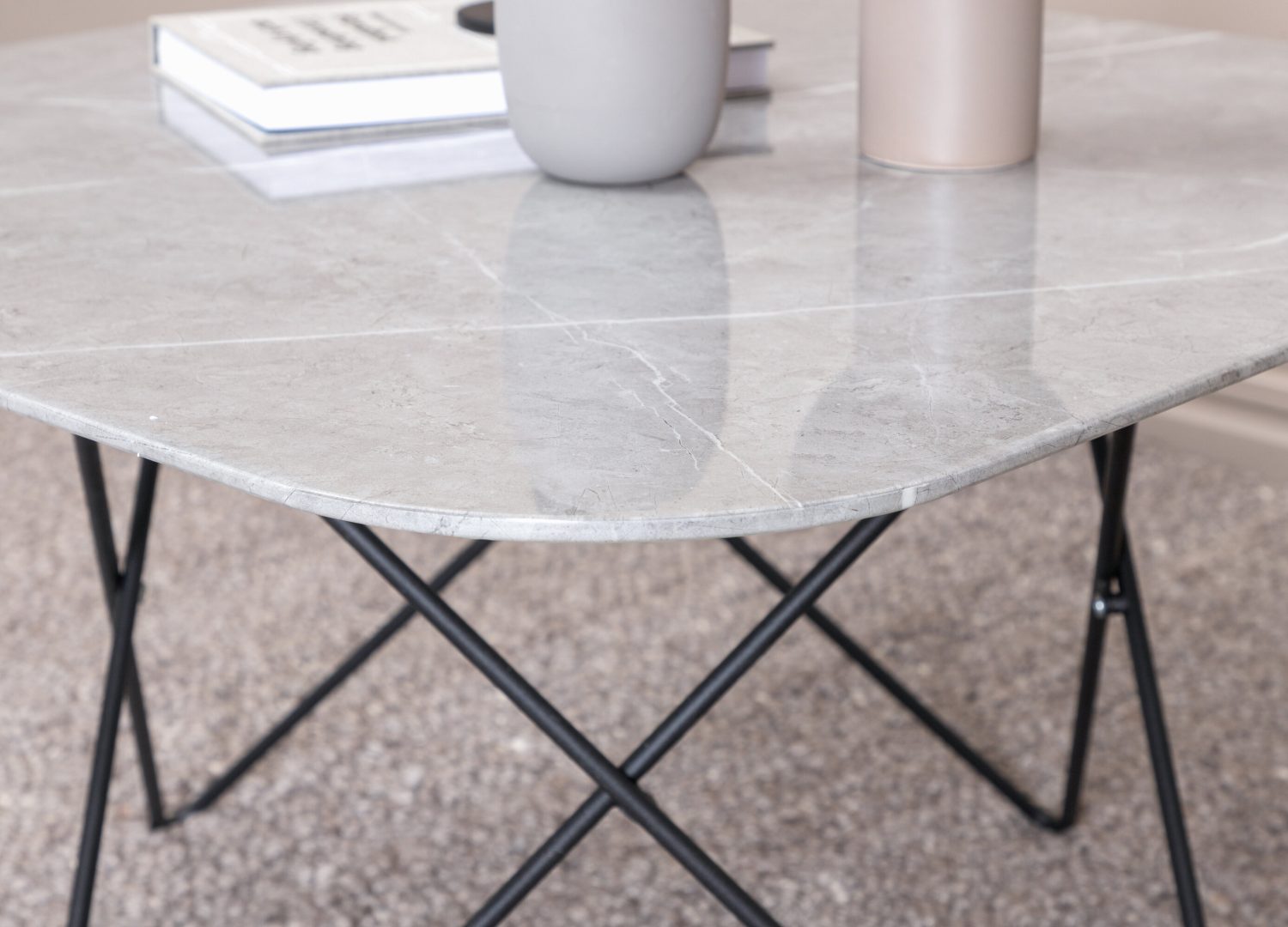 Table basse Tristar gris dans un salon contemporain