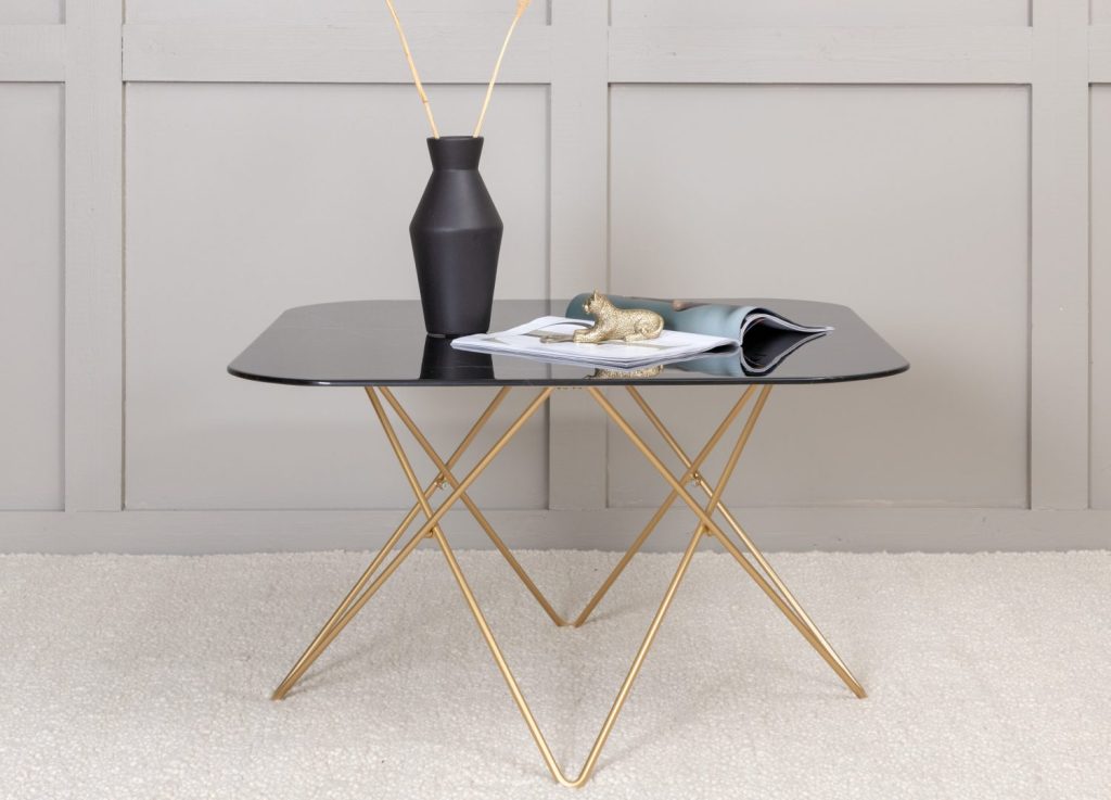 Table basse Tristar noir dans un salon contemporain