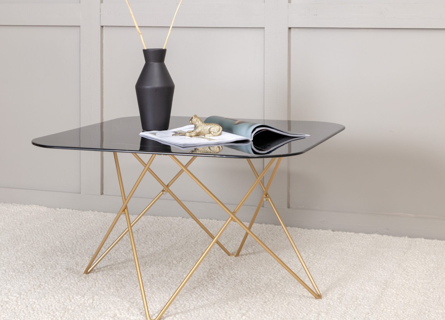 Table basse Tristar noir dans un salon contemporain