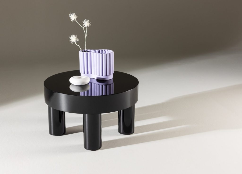 Table basse Varberg noir dans un salon contemporain
