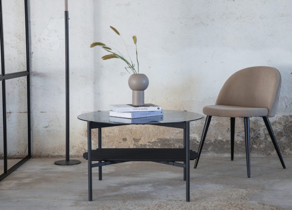 Table basse Von Staf noir dans un salon contemporain