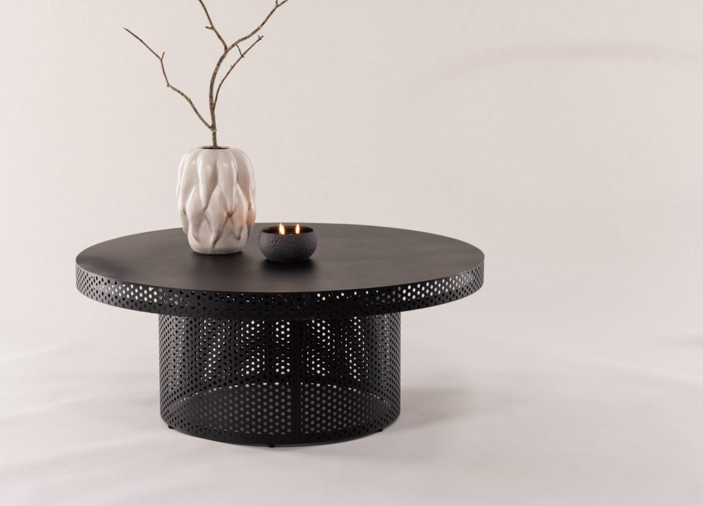 Table basse West End x Josefin Lustig noir dans un salon contemporain