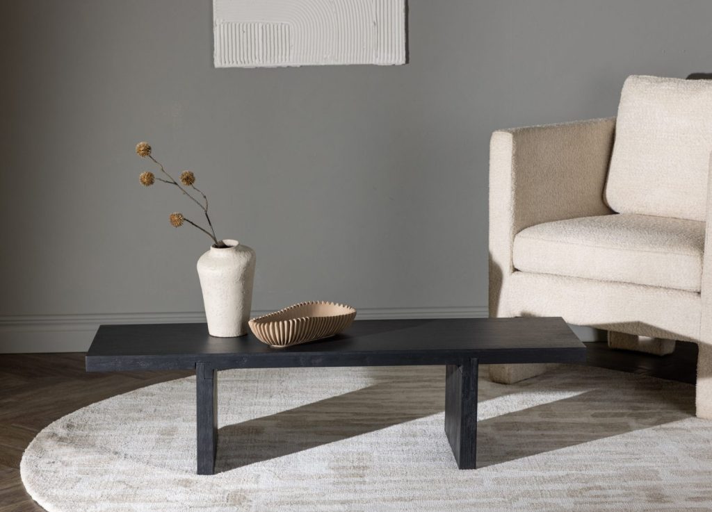Table basse Yakunik noir dans un salon contemporain