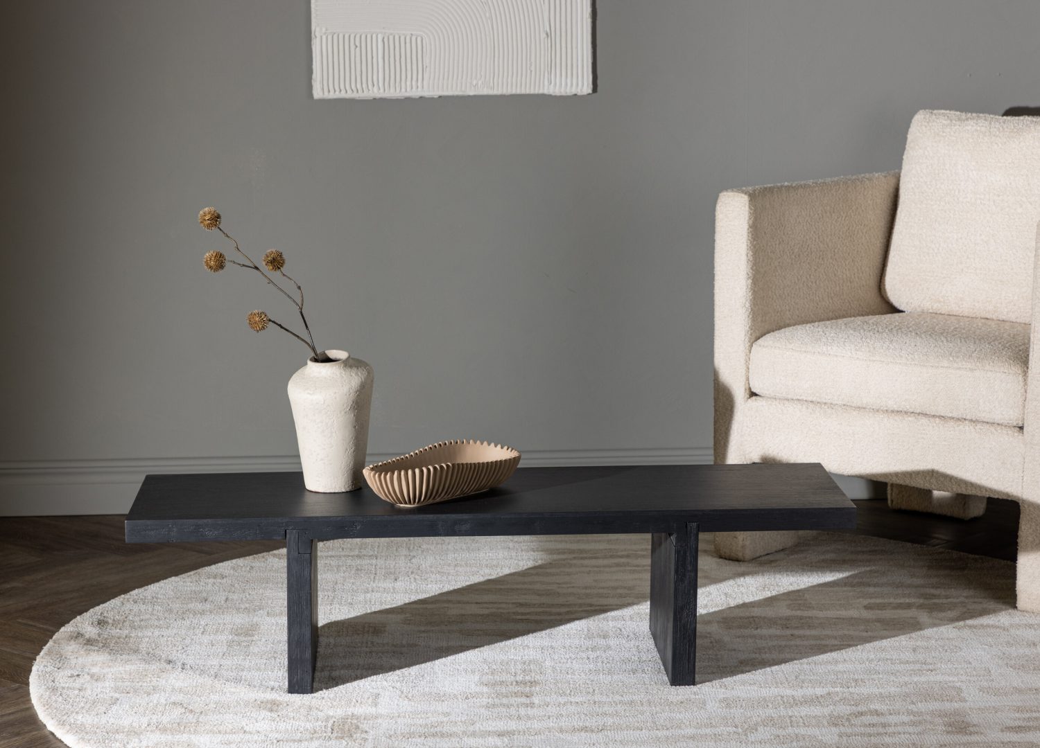Table basse Yakunik noir dans un salon contemporain