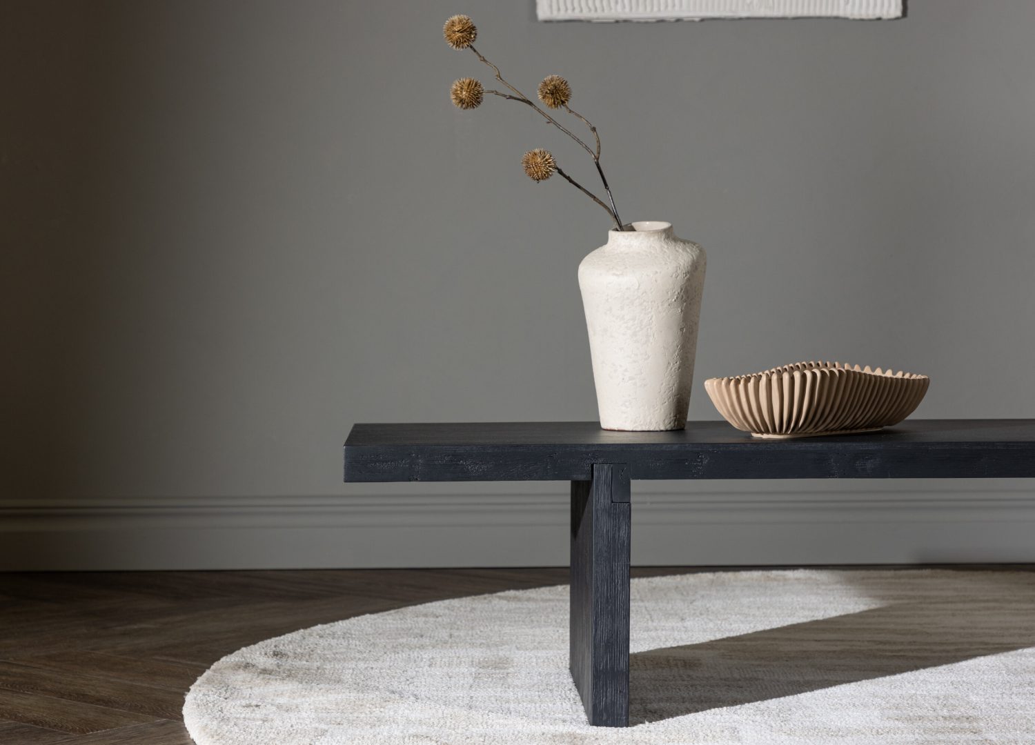 Table basse Yakunik noir dans un salon contemporain
