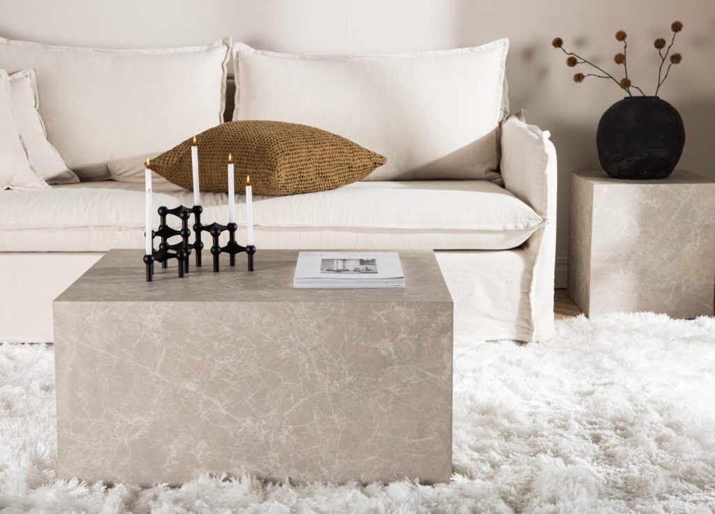 Table basse York beige dans un salon contemporain