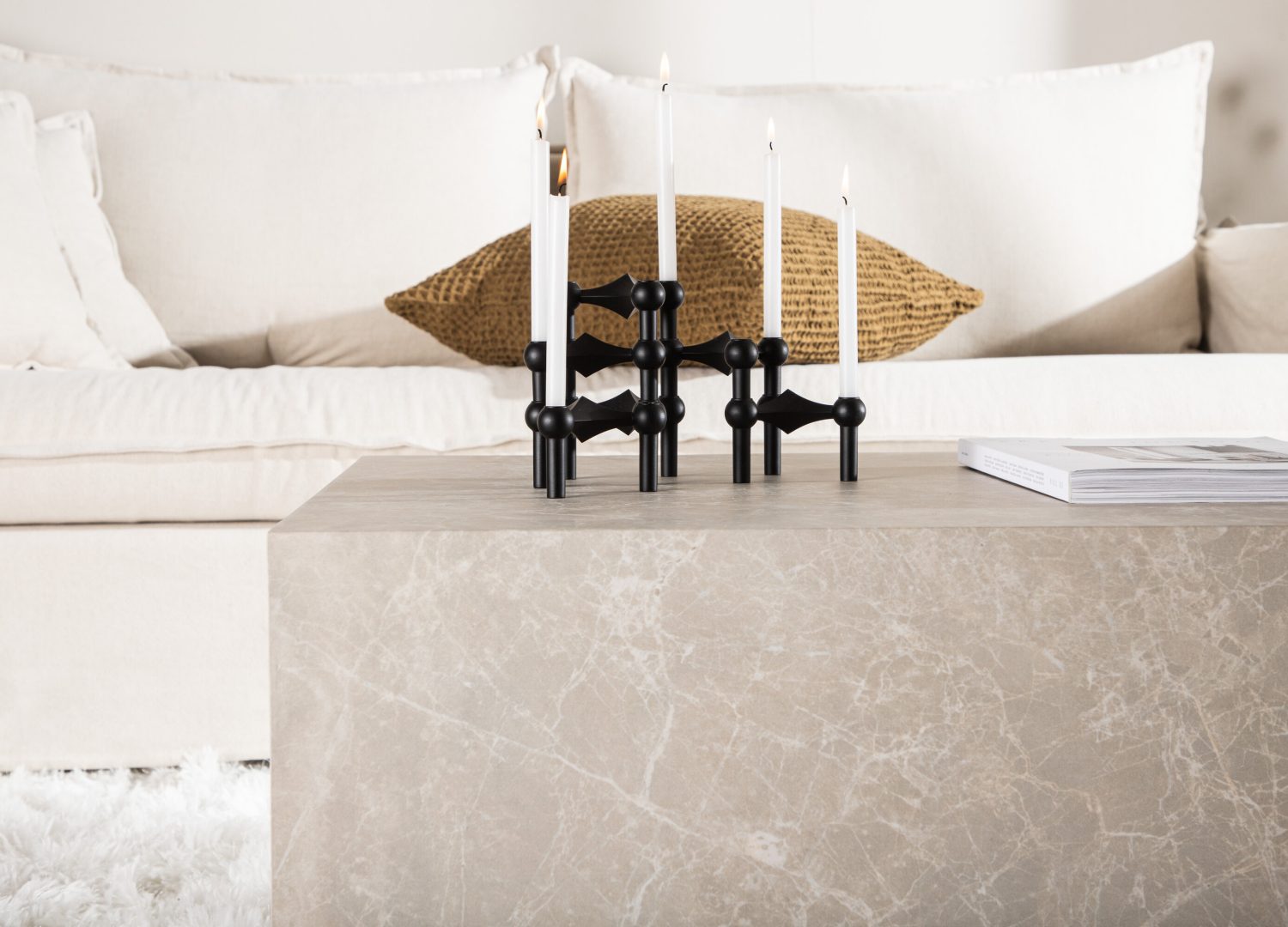 Table basse York beige dans un salon contemporain