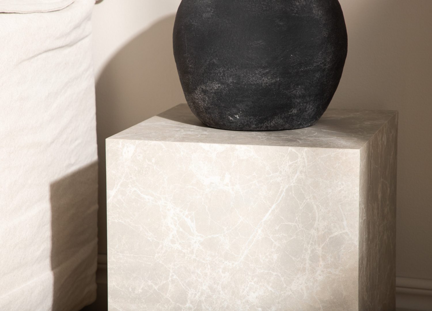 Table basse York beige dans un salon contemporain