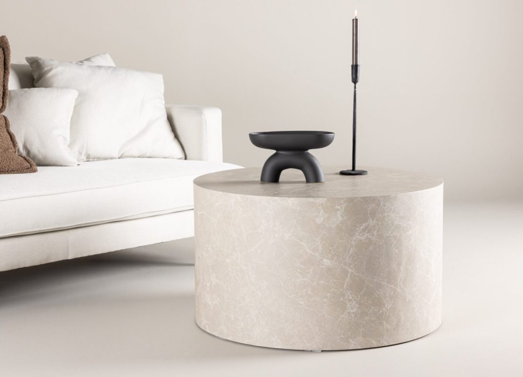 Table basse York beige dans un salon contemporain
