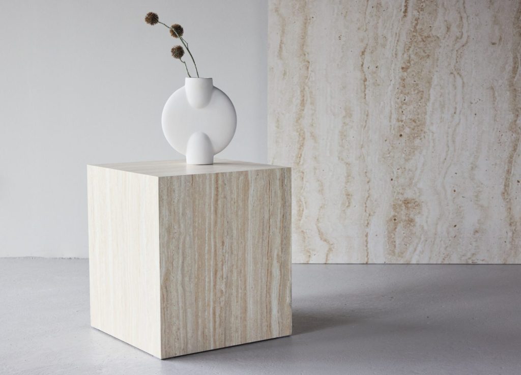 Table basse York beige dans un salon contemporain