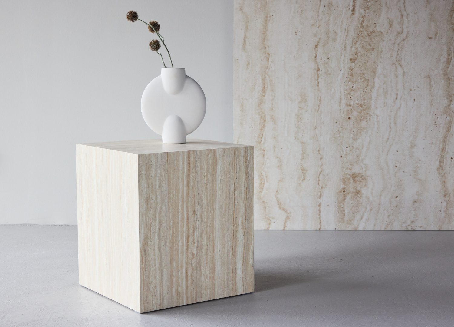 Table basse York beige dans un salon contemporain