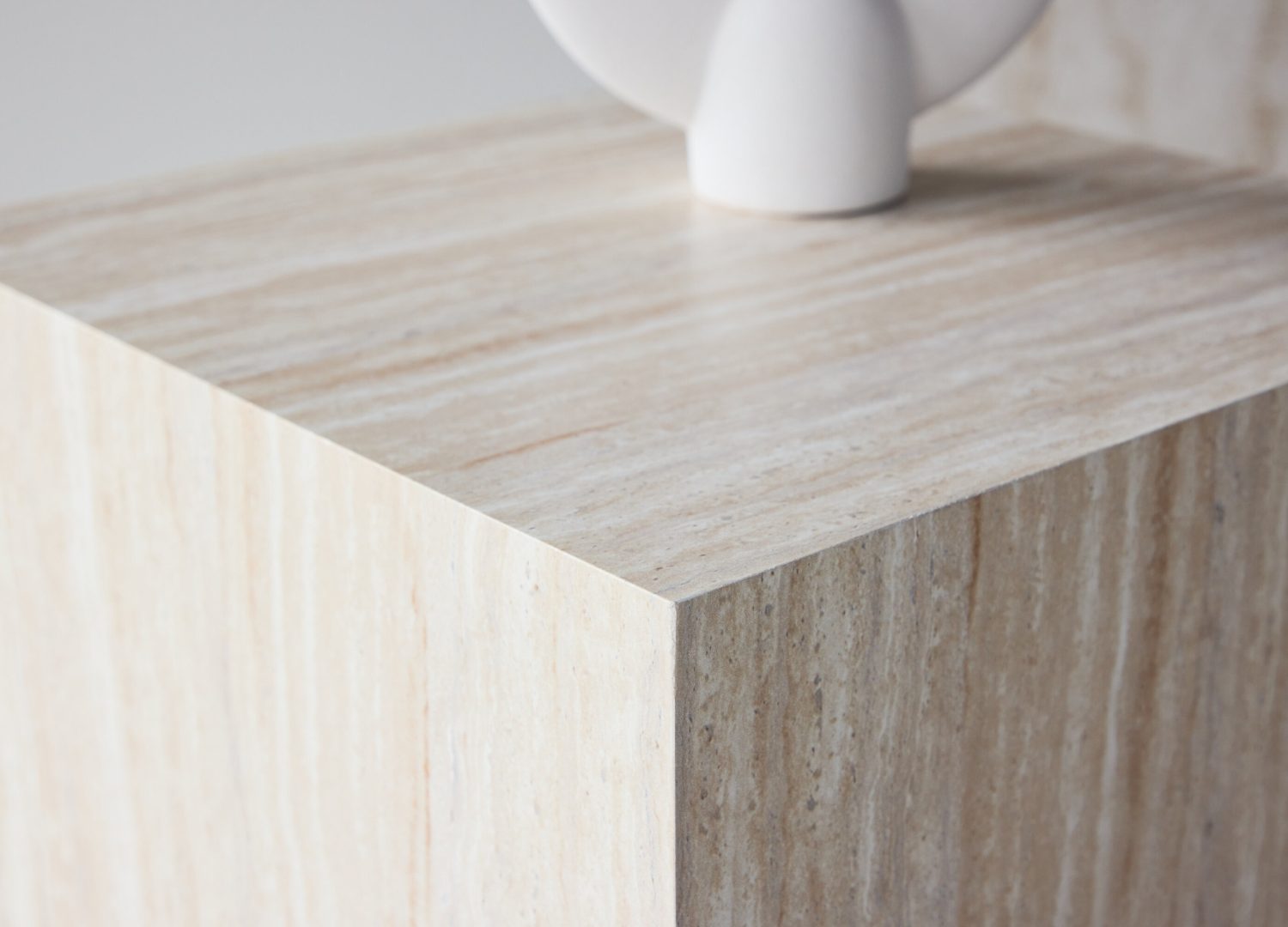Table basse York beige dans un salon contemporain