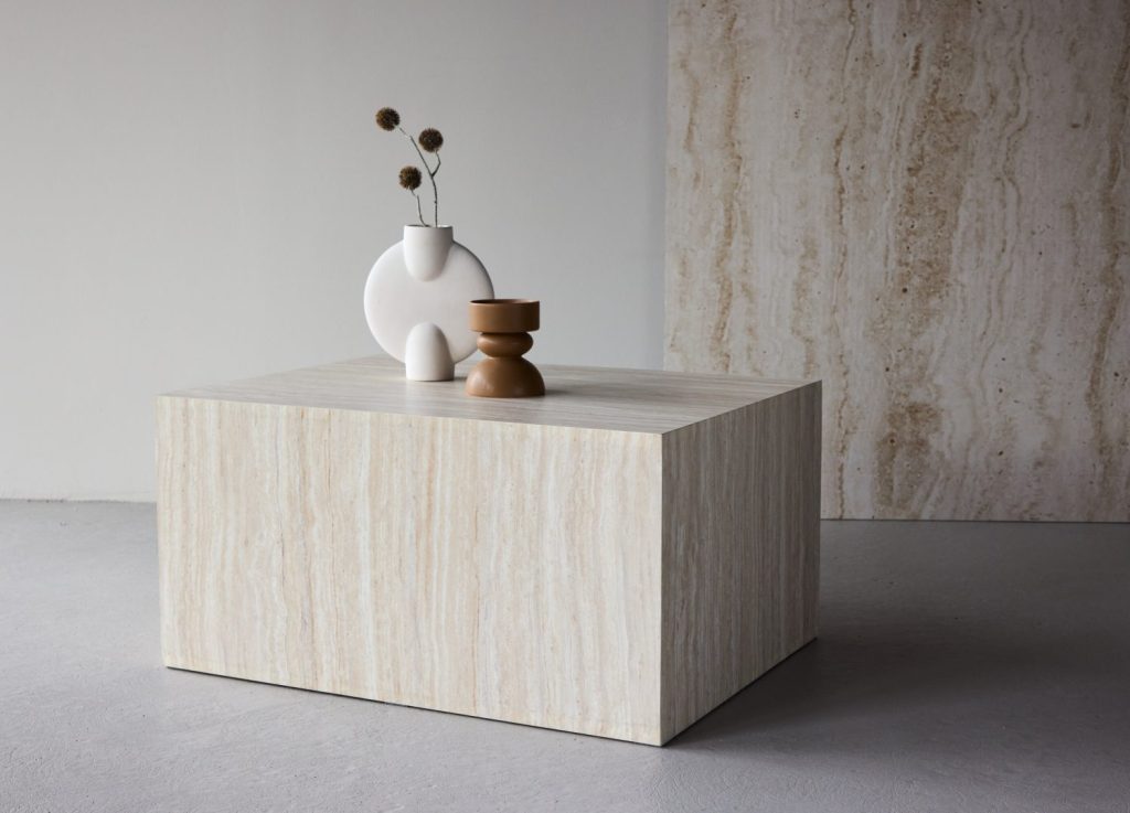 Table basse York beige dans un salon contemporain