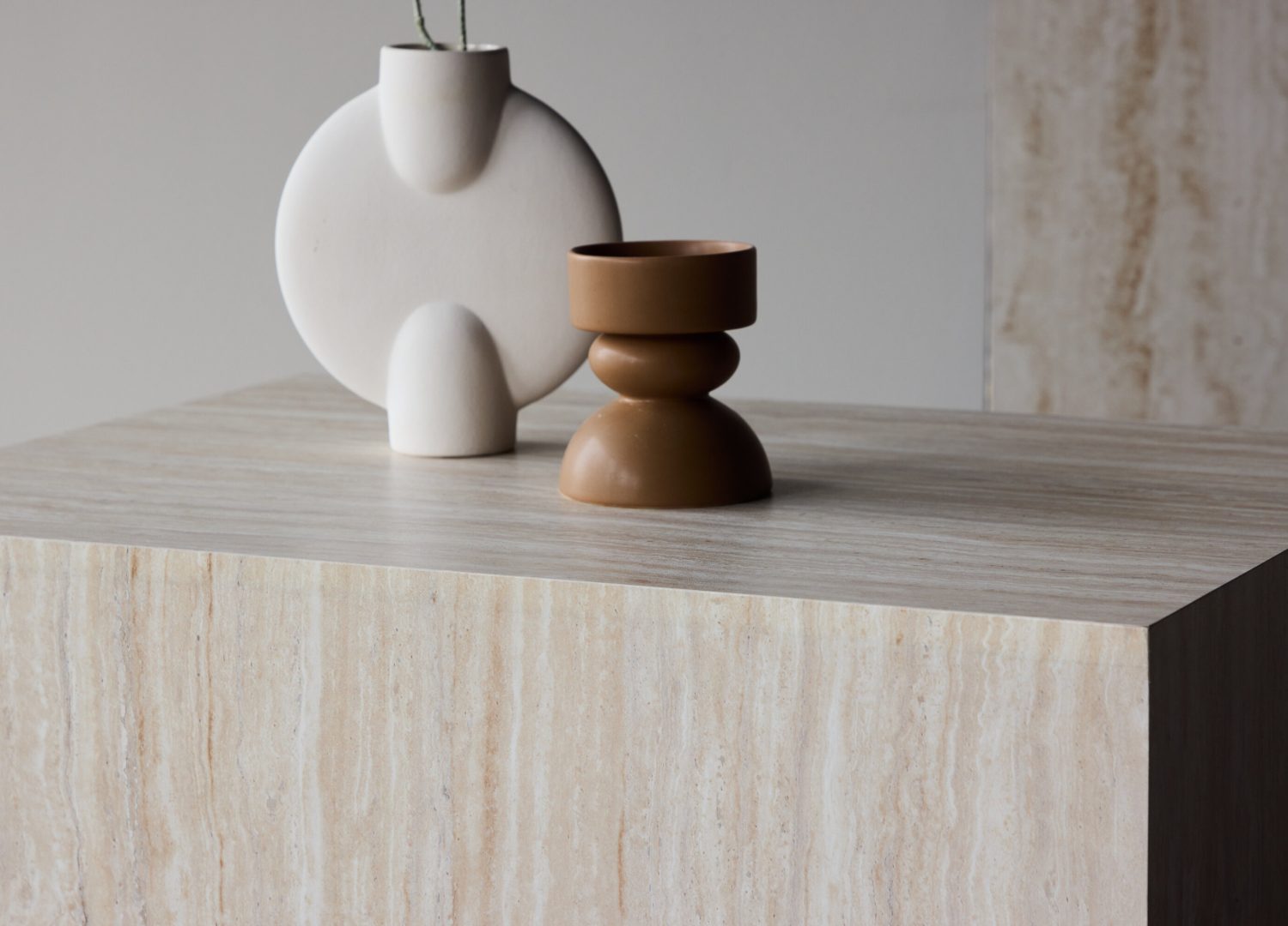Table basse York beige dans un salon contemporain
