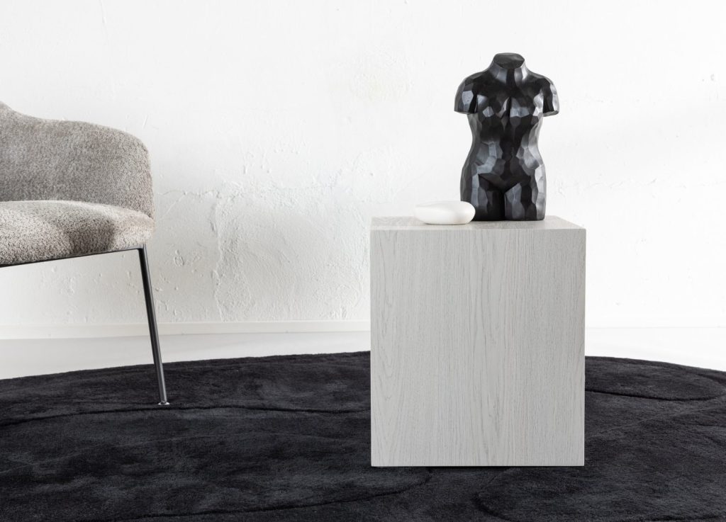 Table basse York blanchi dans un salon contemporain