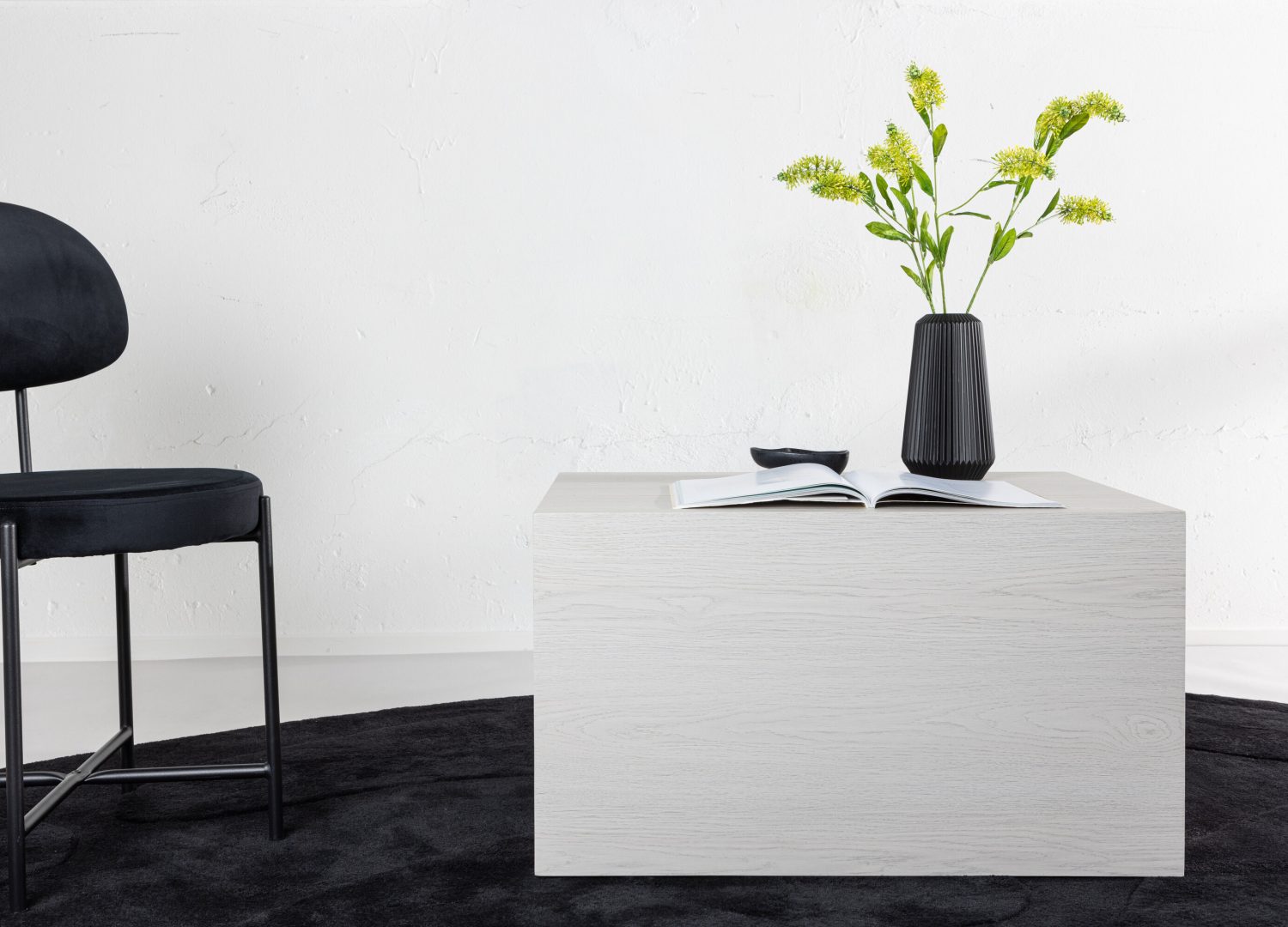 Table basse York blanchi dans un salon contemporain