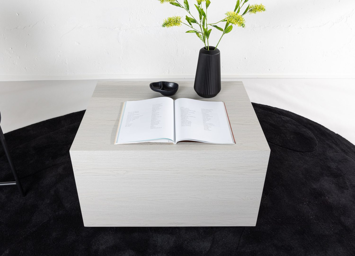 Table basse York blanchi dans un salon contemporain